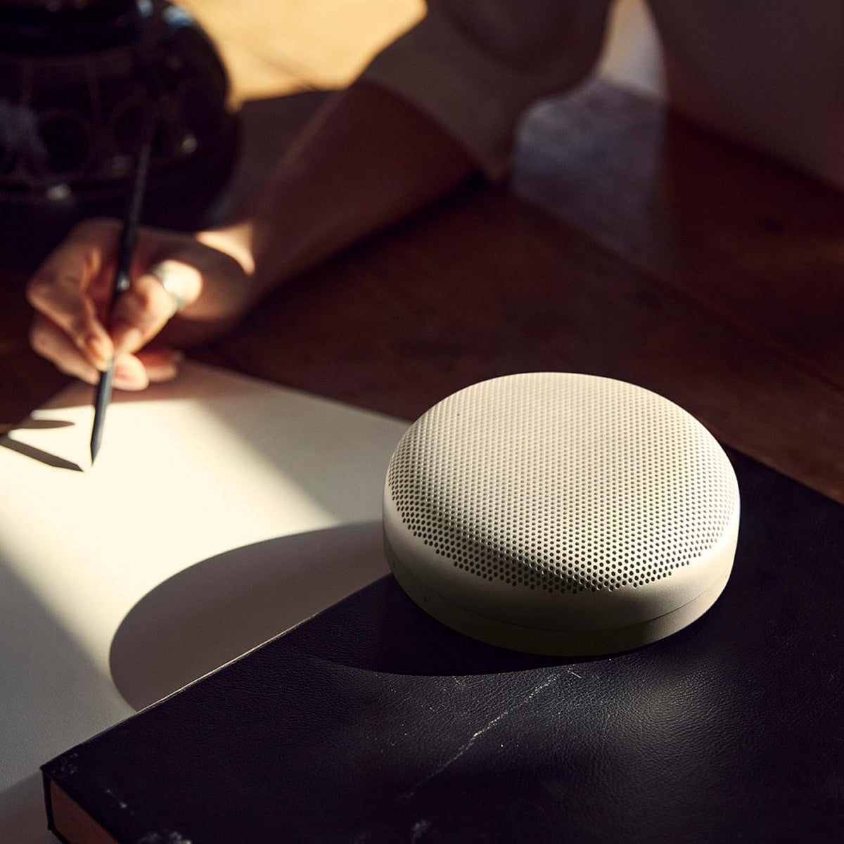 Bang & Olufsen Beosound A1 (2. Gen) – Kabelloser tragbarer IP67 wasserdichter Bluetooth-Lautsprecher mit 360-Grad-Sound, Alexa Voice Assistant & Speakerphone, 18 h Akkulaufzeit - Black Anthracite