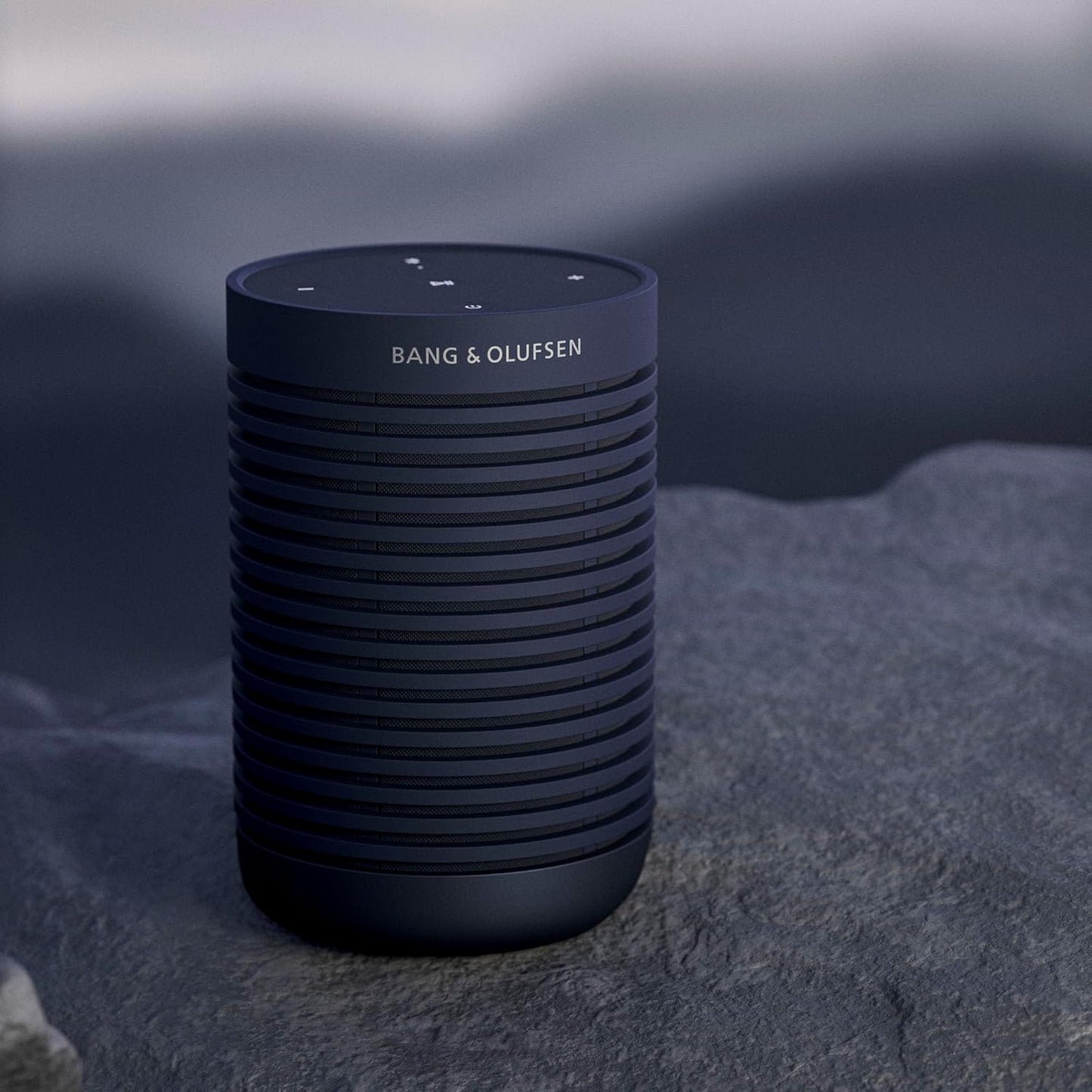 Bang & Olufsen Beosound Explore – Kabelloser tragbarer Bluetooth Outdoor-, Heim- und Reise, 27 Stunden Akkulaufzeit, wasserdichter 360° Lautsprecher + USB-C Ladekabel - Schwarz Anthracite