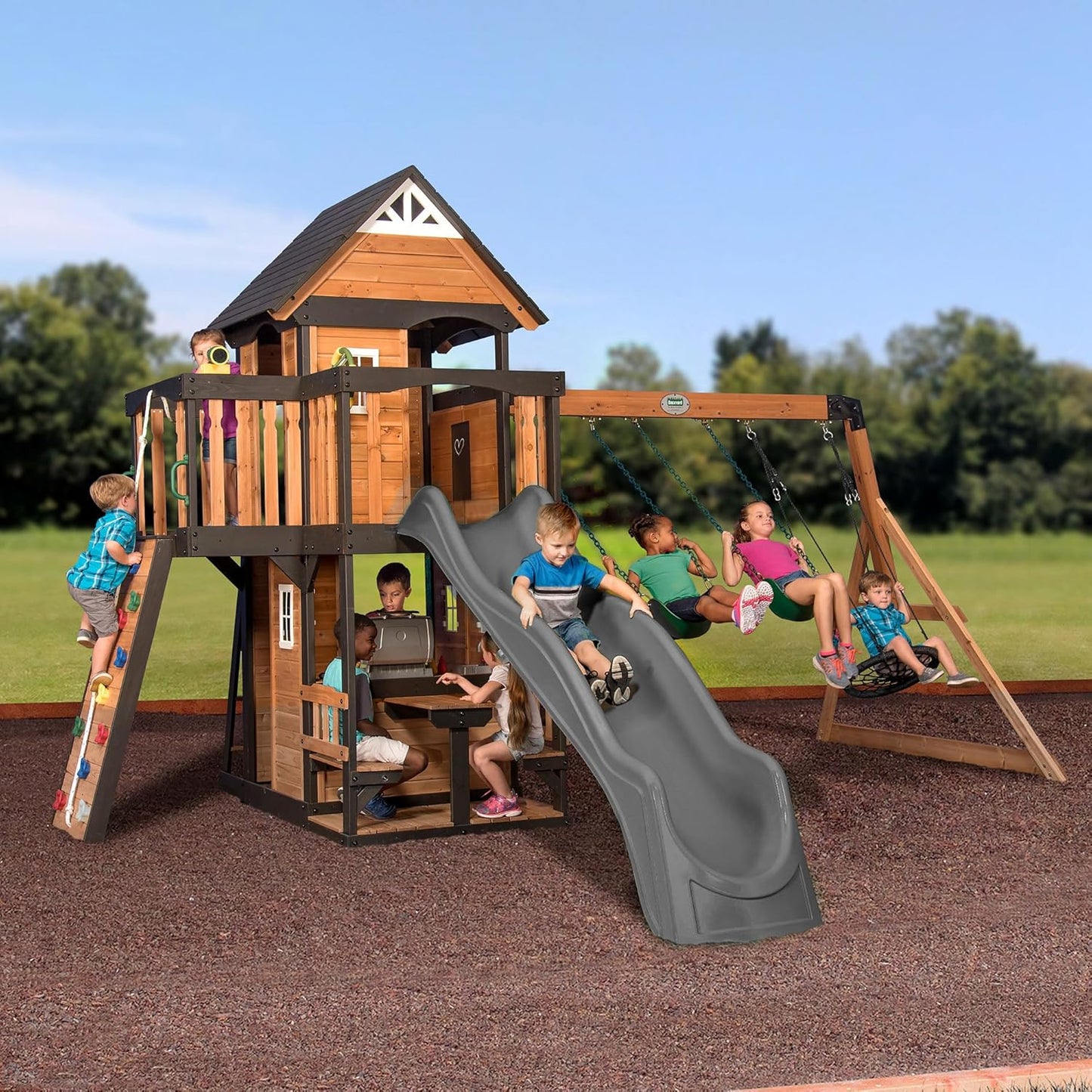 2025 Backyard Discovery Canyon Creek Set de Juego Exterior en Madera de Cedro con Tobogán, Casa en el Árbol, Columpios y Pared de Escalada