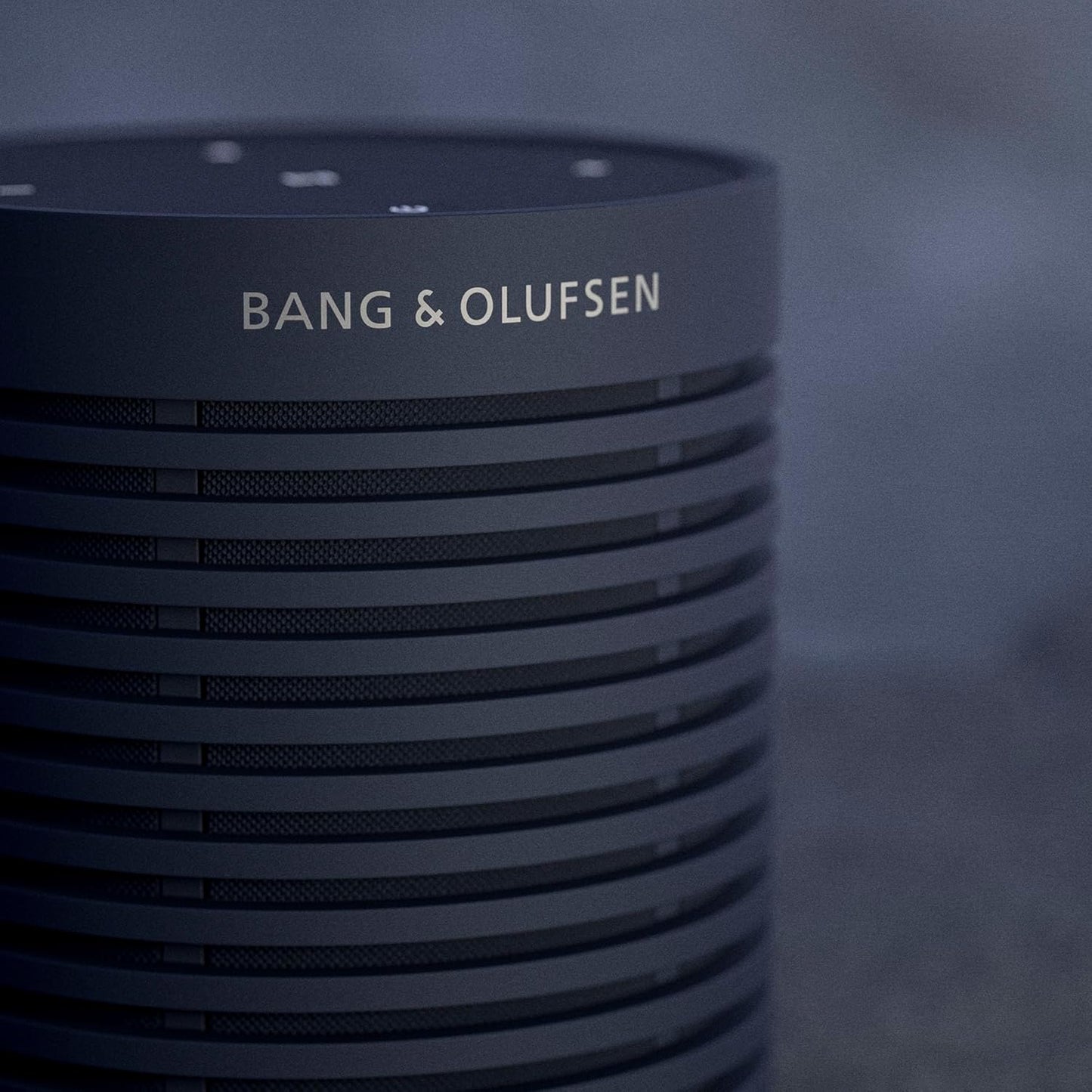 Bang & Olufsen Beosound Explore – Kabelloser tragbarer Bluetooth Outdoor-, Heim- und Reise, 27 Stunden Akkulaufzeit, wasserdichter 360° Lautsprecher + USB-C Ladekabel - Schwarz Anthracite