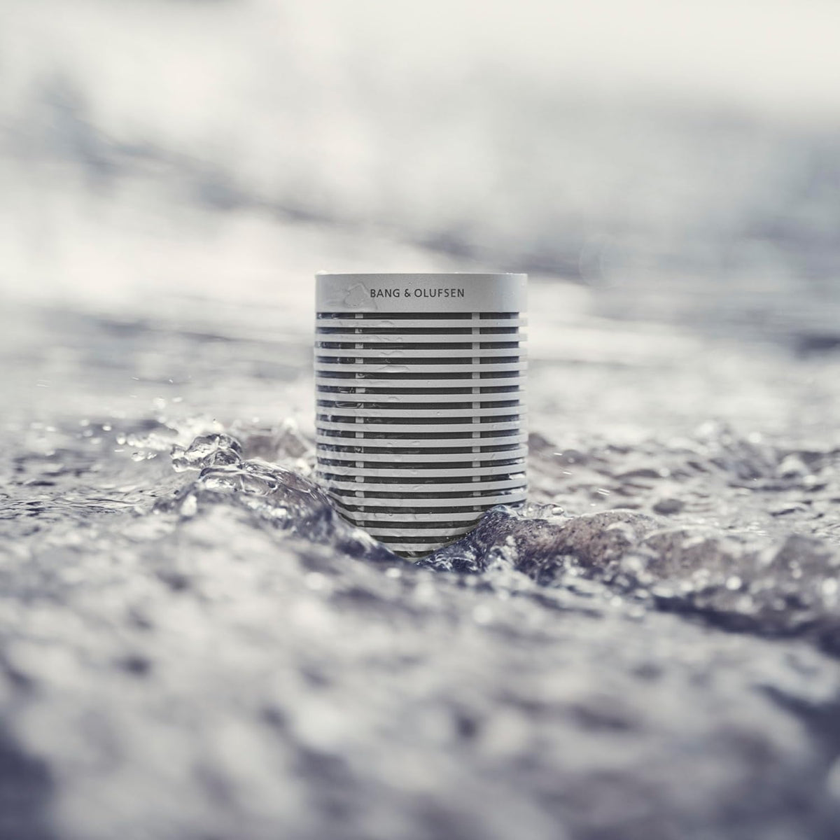 Bang & Olufsen Beosound Explore – Kabelloser tragbarer Bluetooth Outdoor-, Heim- und Reise, 27 Stunden Akkulaufzeit, wasserdichter 360° Lautsprecher + USB-C Ladekabel - Schwarz Anthracite
