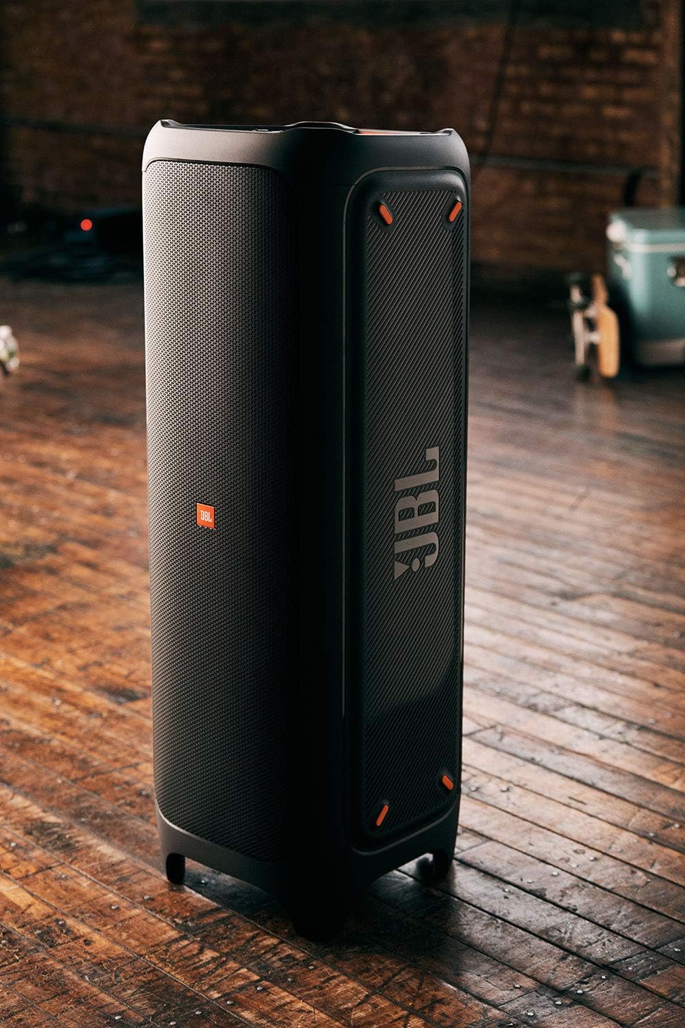 JBL PartyBox 710 - Schwarz – Trag - und rollbarer Bluetooth Party-Lautsprecher mit Lichteffekten – Spritzwassergeschützte, mobile Musikbox
