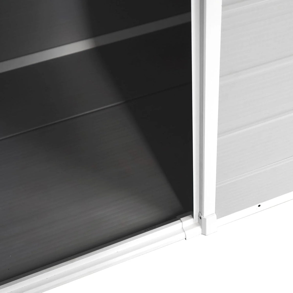 Wasabi - Caseta de Resina Jardín Unit 1.4 – Ventana Luz Natural - Suelo Incluido - Paneles 12mm de Espesor - Gris Blanco - Cobertizo PVC Almacenaje Exterior - 1,37m2 - Techo Plano