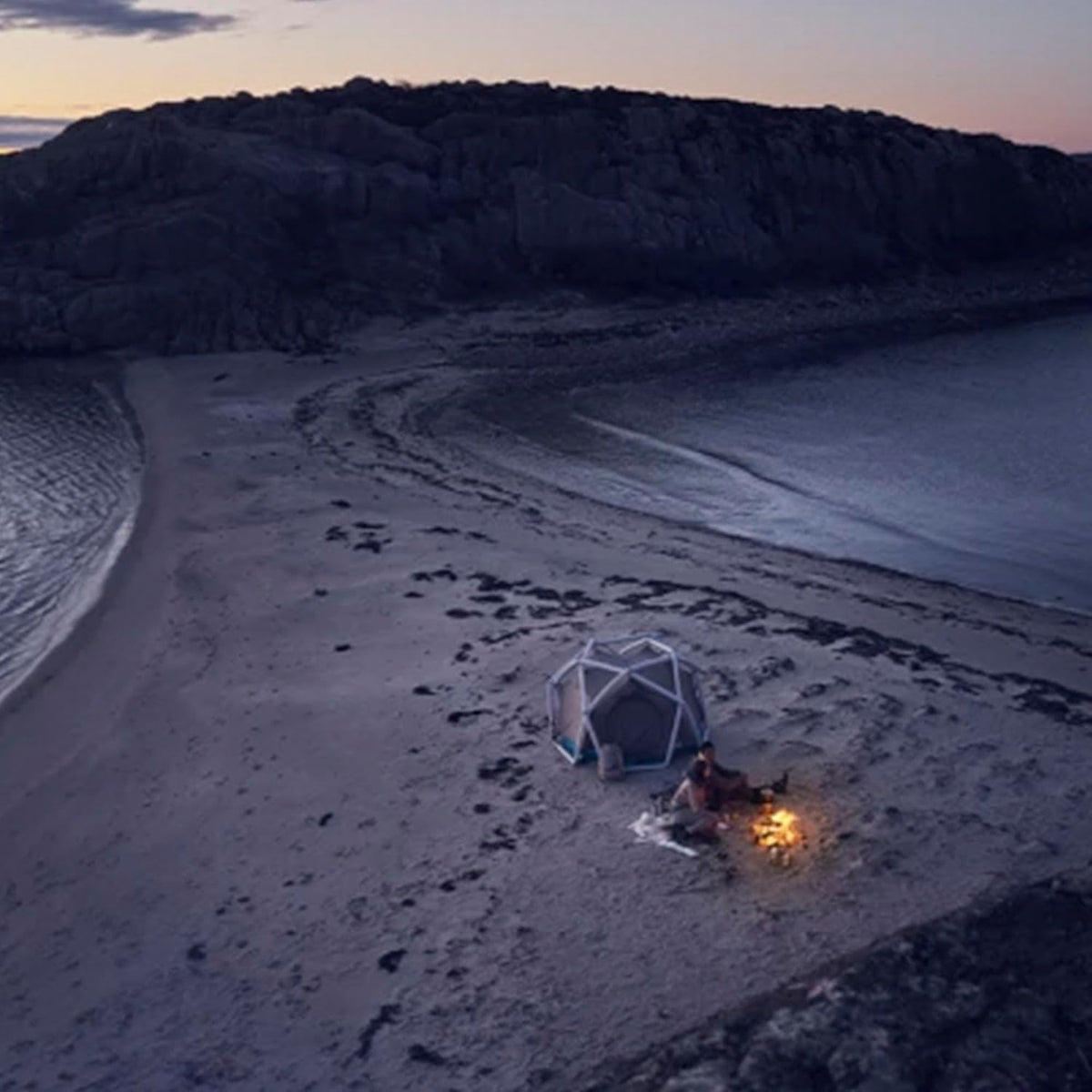 Bang & Olufsen Beosound Explore – Kabelloser tragbarer Bluetooth Outdoor-, Heim- und Reise, 27 Stunden Akkulaufzeit, wasserdichter 360° Lautsprecher + USB-C Ladekabel - Schwarz Anthracite