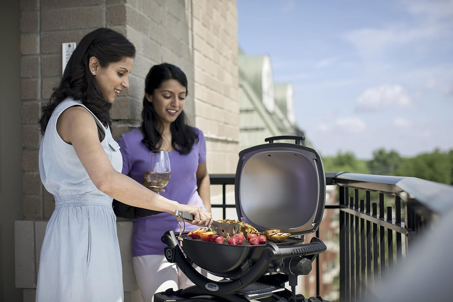 Weber Q1400 Elektrogrill mit Stand, 43 x 32cm Grillfäche, portabler BBQ Grill, 2-geteilter porzellanemaillierter Guss-Grillrost, Aluminiumguss Deckel & Gehäuse - Dark Grey (52020879)