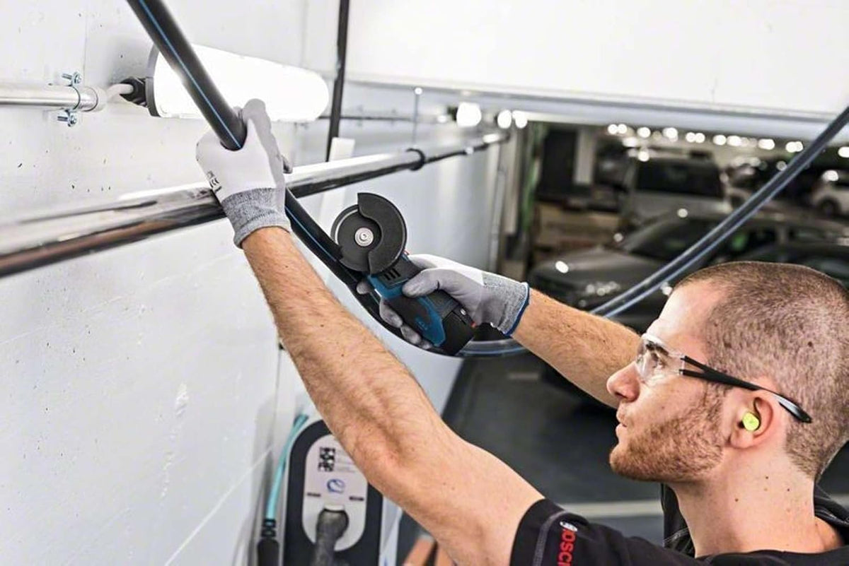 Professional 12V System Akku Winkelschleifer GWS 12V-76 (inkl. 2x 3.0Ah Akku, Schnellladegerät GAL 1230 CV, 1x Carbide Multi Wheel, 2x Trennscheibe Expert for Inox, L-BOXX2)
